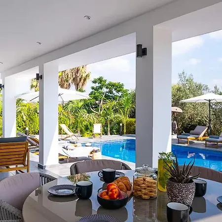Beautiful Luxury Escape ! Villa Peyia
